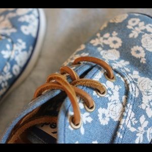 Super cute floral keds